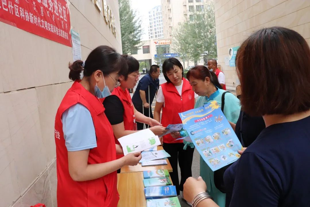 康巴什区开展“崇尚科学 拒绝邪教”科普志愿服务宣传活动